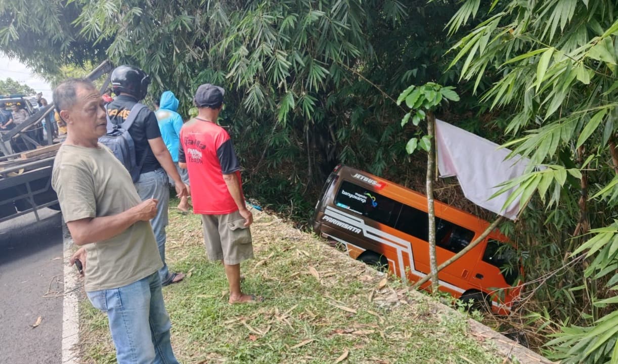 Mobil Elf di Banyuwangi Terperosok ke Parit Sedalam 5 Meter