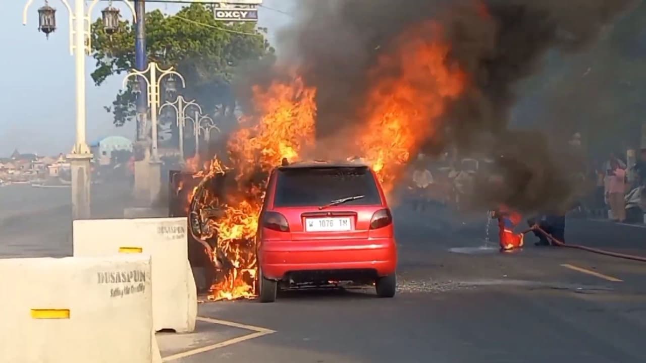 Usai Diservice, Mobil Chevrolet Terbakar di Jalur Pantura Tuban