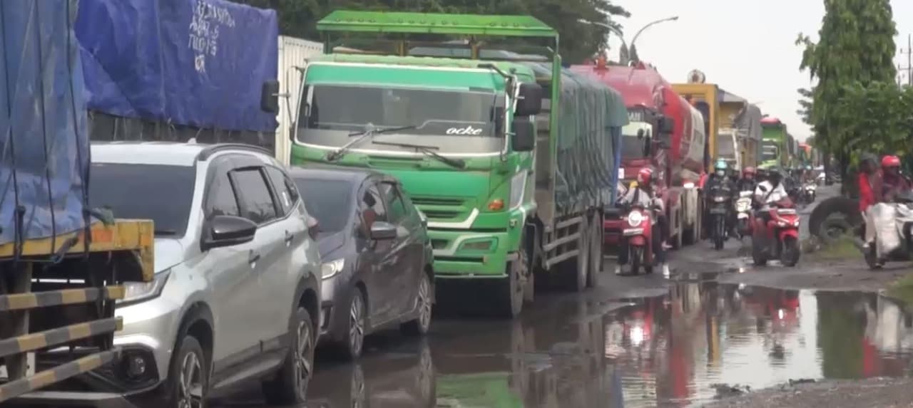 Hujan Deras Sebabkan Kemacetan 10 Km di Jalur Pantura Lamongan-Babat