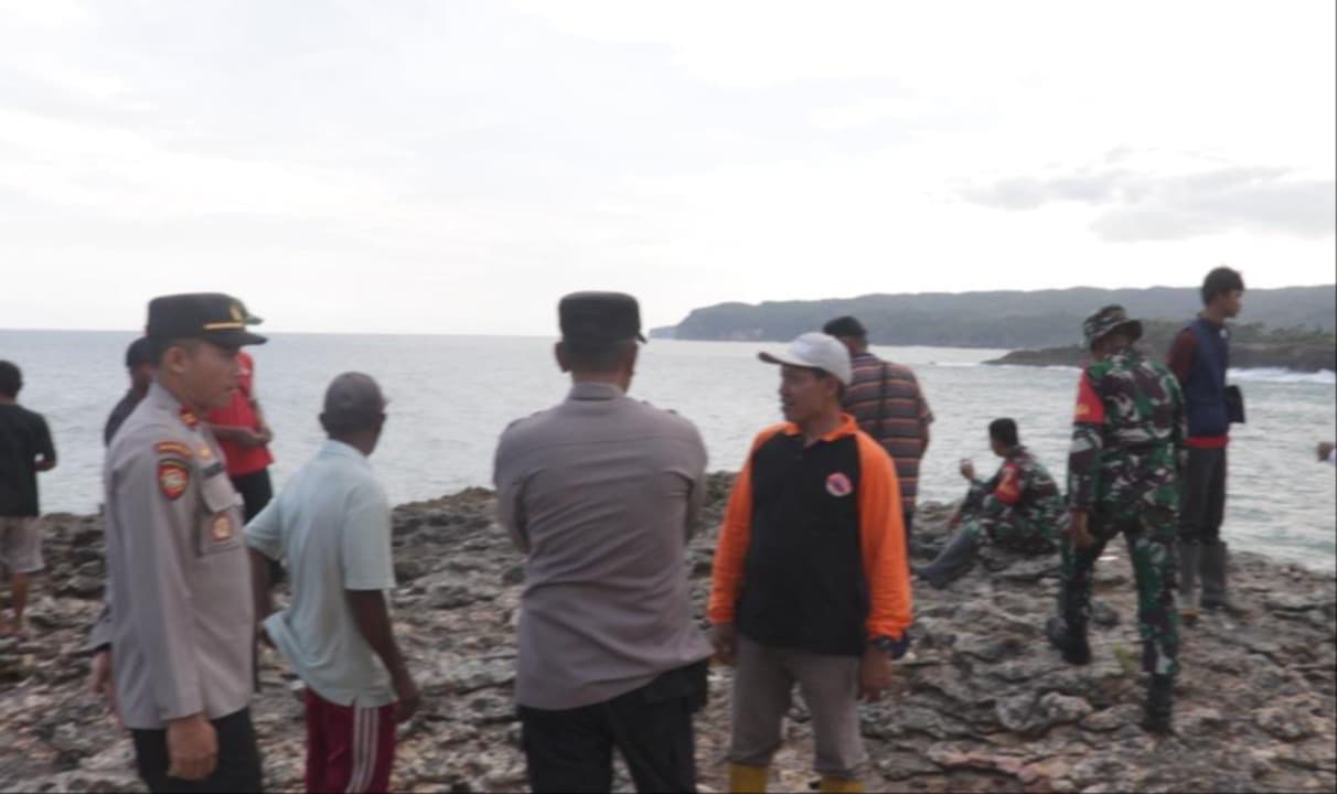 Seorang Pemancing Hilang Tersapu Ombak di Pantai Dondong Pacitan