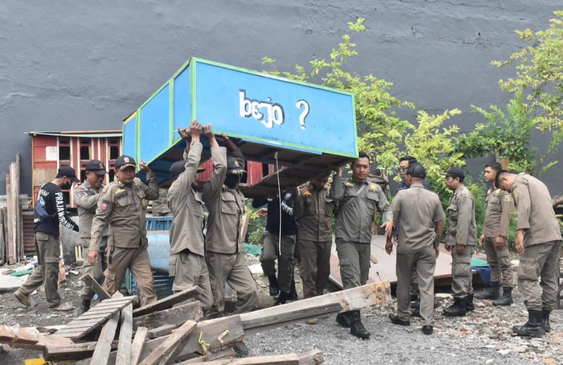 Meresahkan Warga, Satpol PP Surabaya Bongkar Bekupon di Petemon
