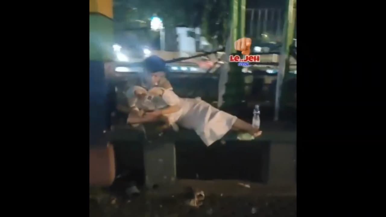 Viral, 3 Pasang Sejoli Bercumbu Mesra di Taman Sampang