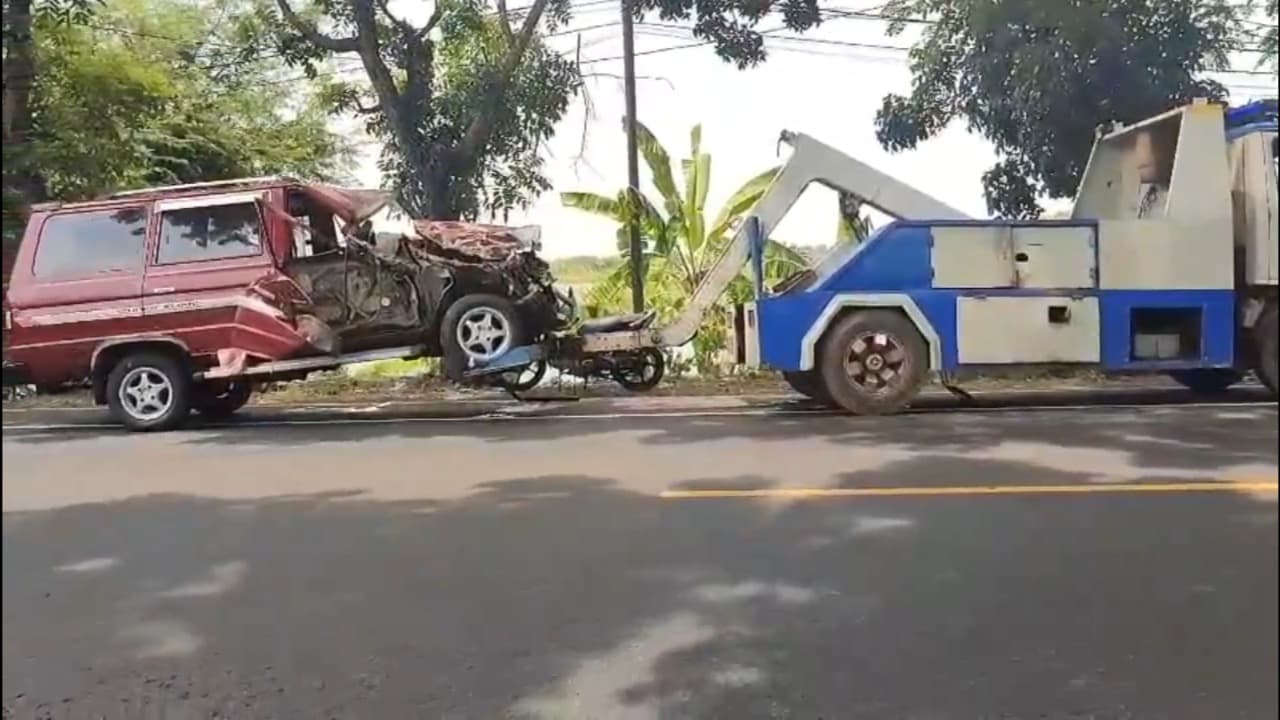 Mobil Kijang Rombongan Keluarga Asal Nganjuk Tabrak Truk di Tuban, Satu Orang Tewas
