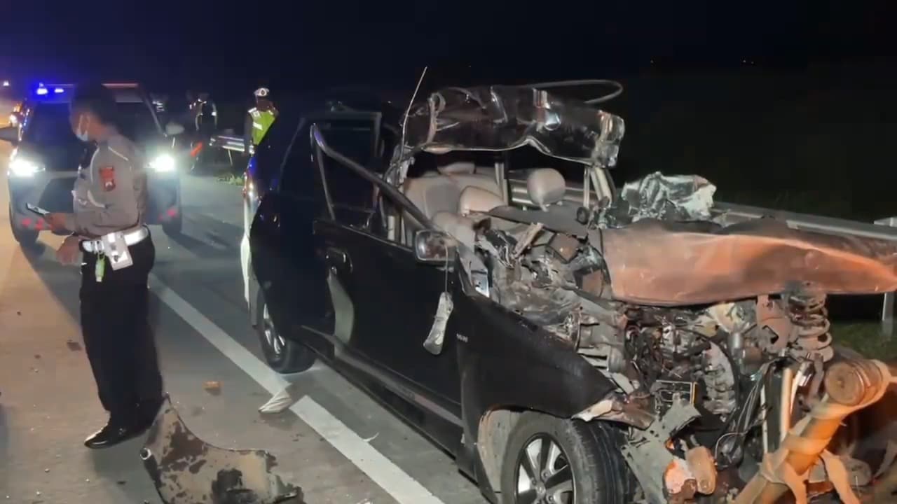 Avanza Tabrak Bokong Truk di Tol Ngawi Solo, 3 Orang Tewas
