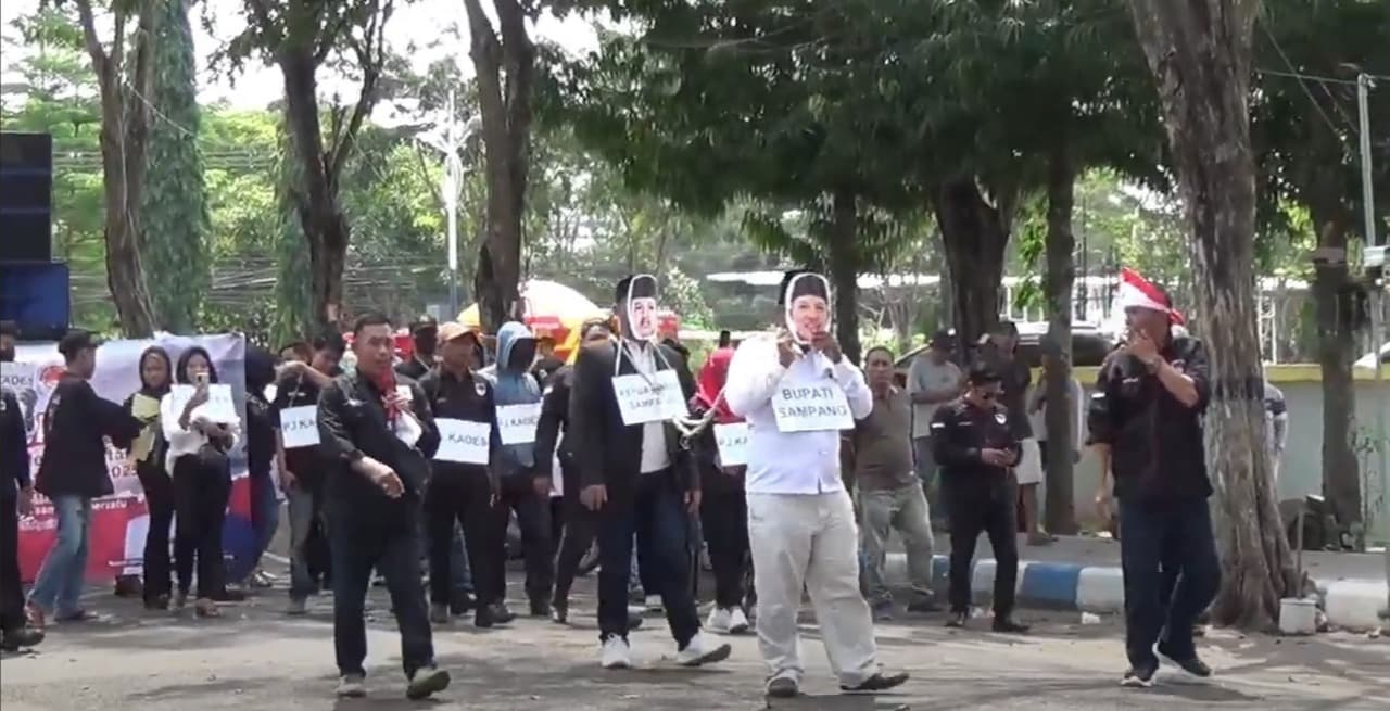 Dua Kali Didemo, Massa Tuntut Pilkades Sampang Segera Digelar