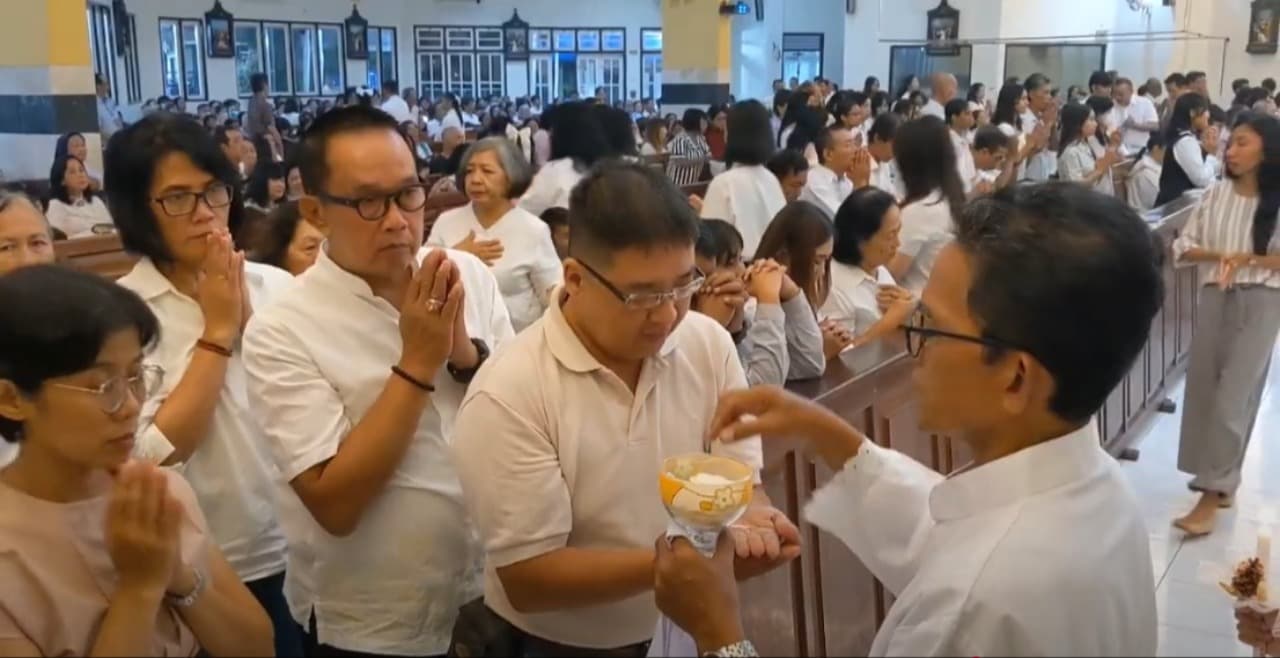 Umat Katolik di Tulungagung Ikuti Misa Kamis Putih