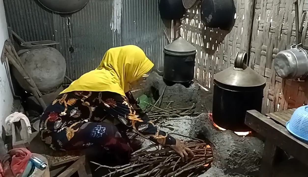 LPG Melon Langka dan Mahal, Warga Bangkalan Beralih ke Kayu Bakar