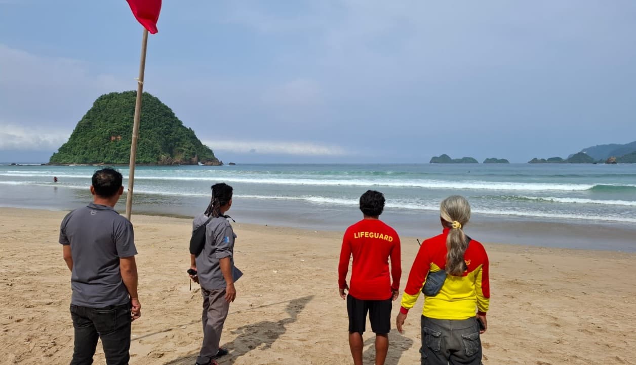 Dua Remaja Terseret Ombak Pantai Pulau Merah Banyuwangi, Satu Orang Masih Belum di temukan