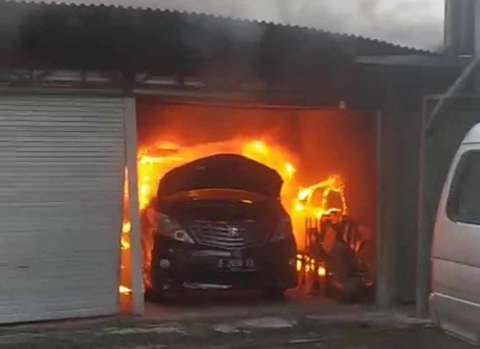 Tujuh Mobil Mewah Ludes Terbakar di Garasi Rumah Mantan Anggota DPR RI