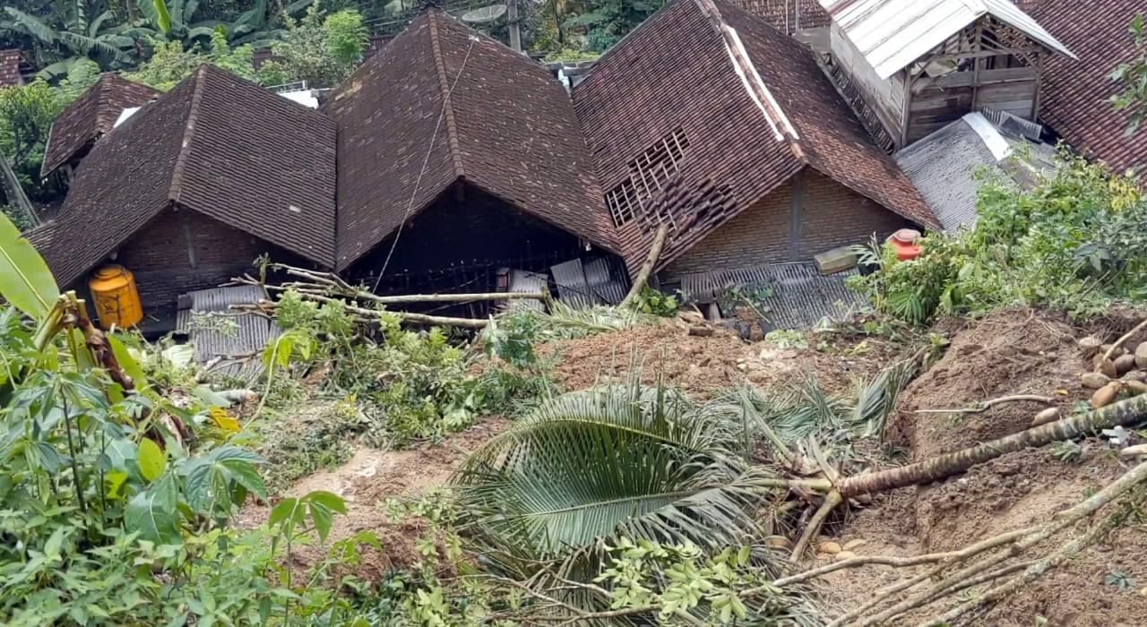 Diterjang Hujan Deras, Tebing 25 Meter Longsor Timpa Dua Rumah di Trenggalek