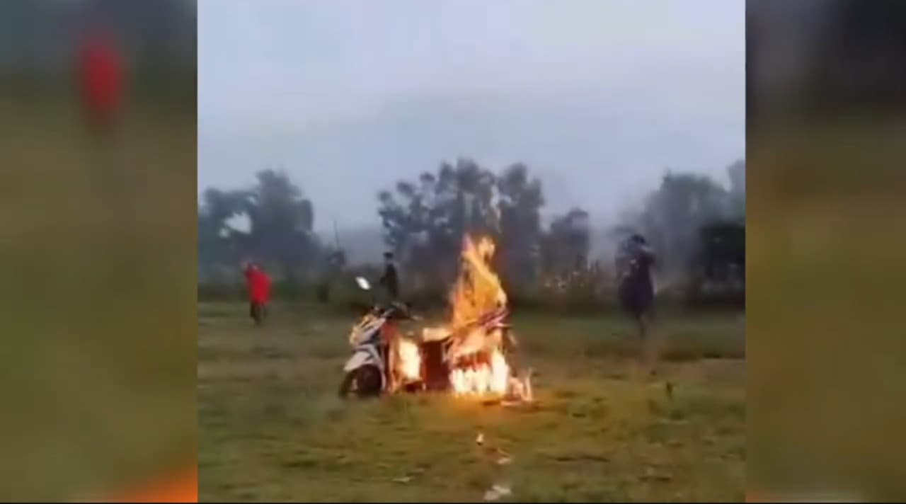 Gagal Curi Motor, Sepeda Motor Pelaku Dibakar Massa di Sampang