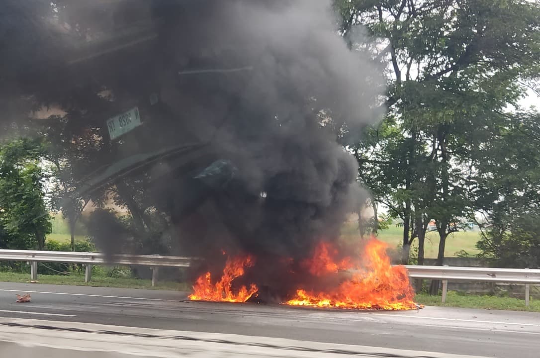 Mobil Mazda Hangus Terbakar di Tol Sidoarjo-Waru