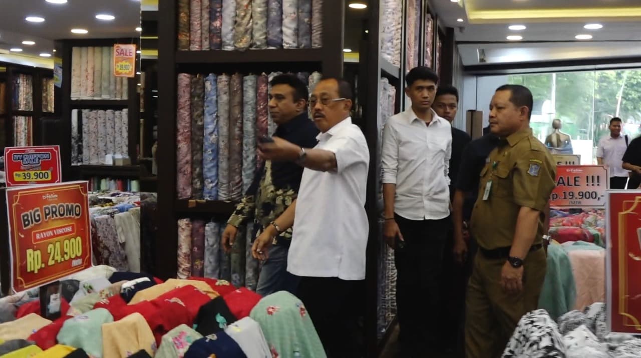 Salat Jumat Karyawan Digilir, Wawali Armuji Tegur Pemilik Toko Textile di Surabaya