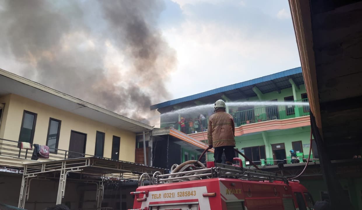 Kebakaran Hebat di Mojokerto, Api Lalap Gudang Rongsokan, Toko, dan Pesantren