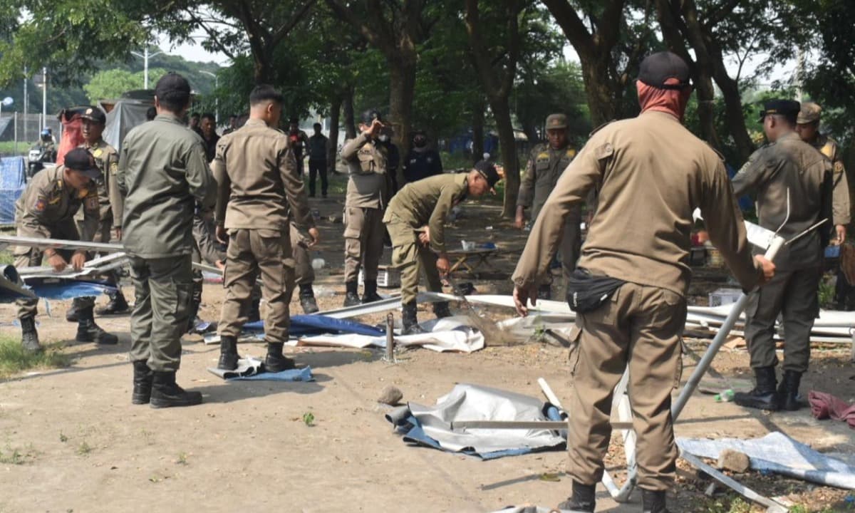 Satpol PP Surabaya Tertibkan 129 PKL di Kaki Jembatan Suramadu