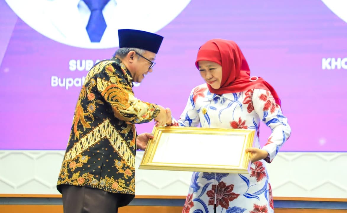 Gubernur Khofifah Terima Penghargaan UKBI, Jatim Tertinggi Nasional 2021–2024
