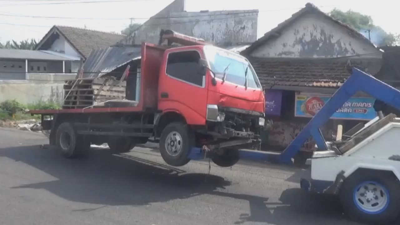 Truk Muat Bata Ringan Tabrak Rumah Warga di Jombang, Sopir Mengaku Mengantuk