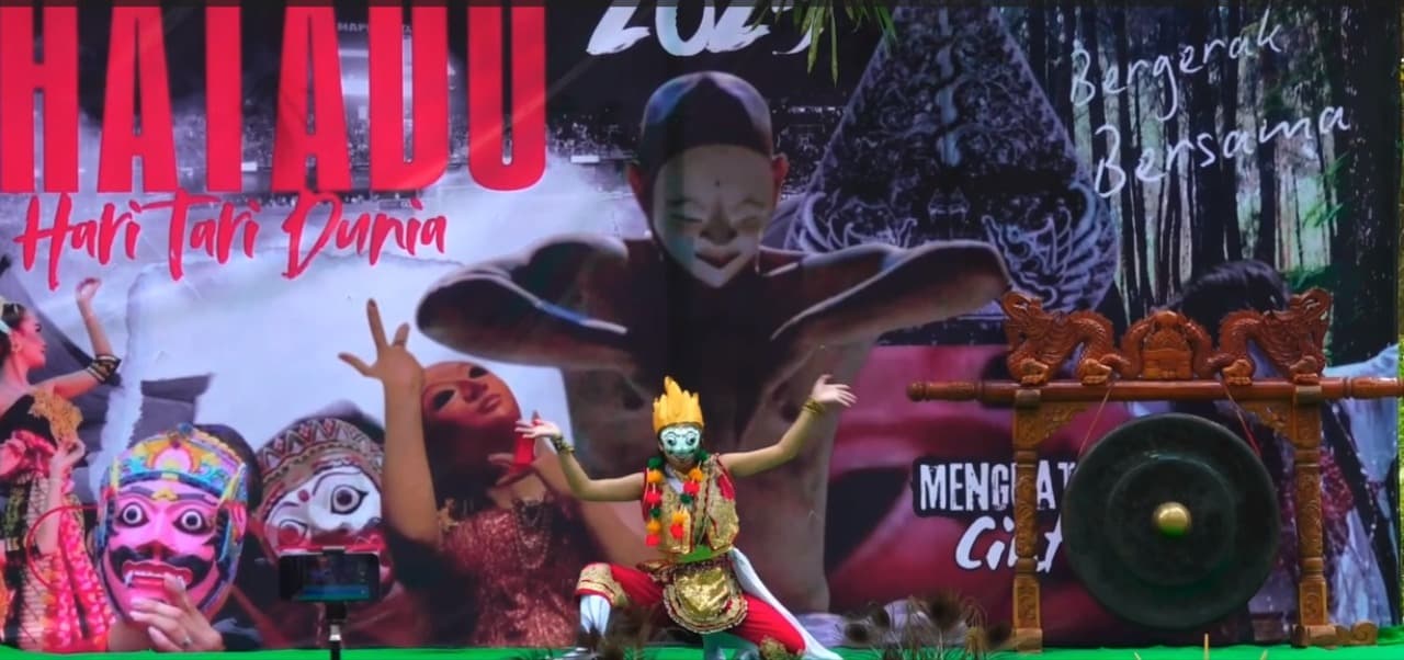 Ratusan Penari Tradisional Meriahkan Hari Tari Dunia di Lereng Semeru