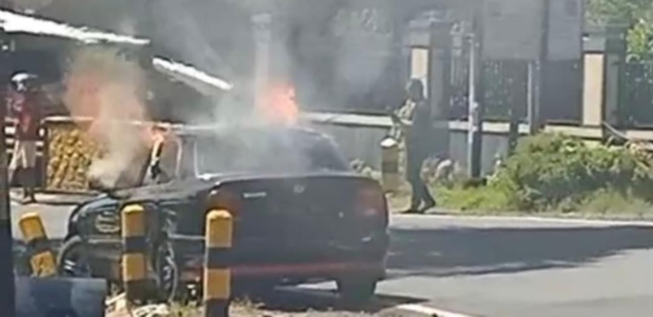 Konsleting Listrik, Suzuki Baleno Terbakar di Jalan Raya Cluring Banyuwangi