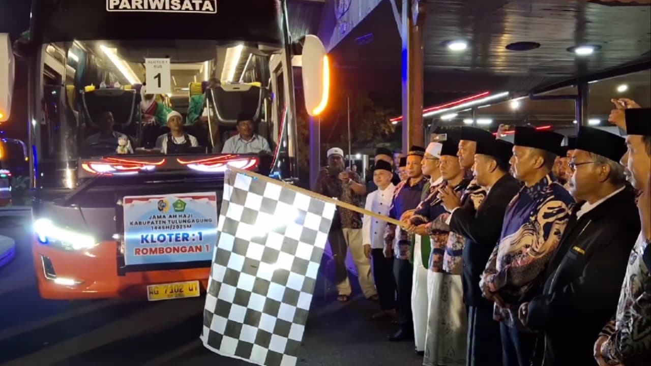 Ratusan Calon Jemaah Haji Tulungagung Diberangkatkan ke Asrama Haji Sukolilo, 14 Orang Tertunda Karena Visa