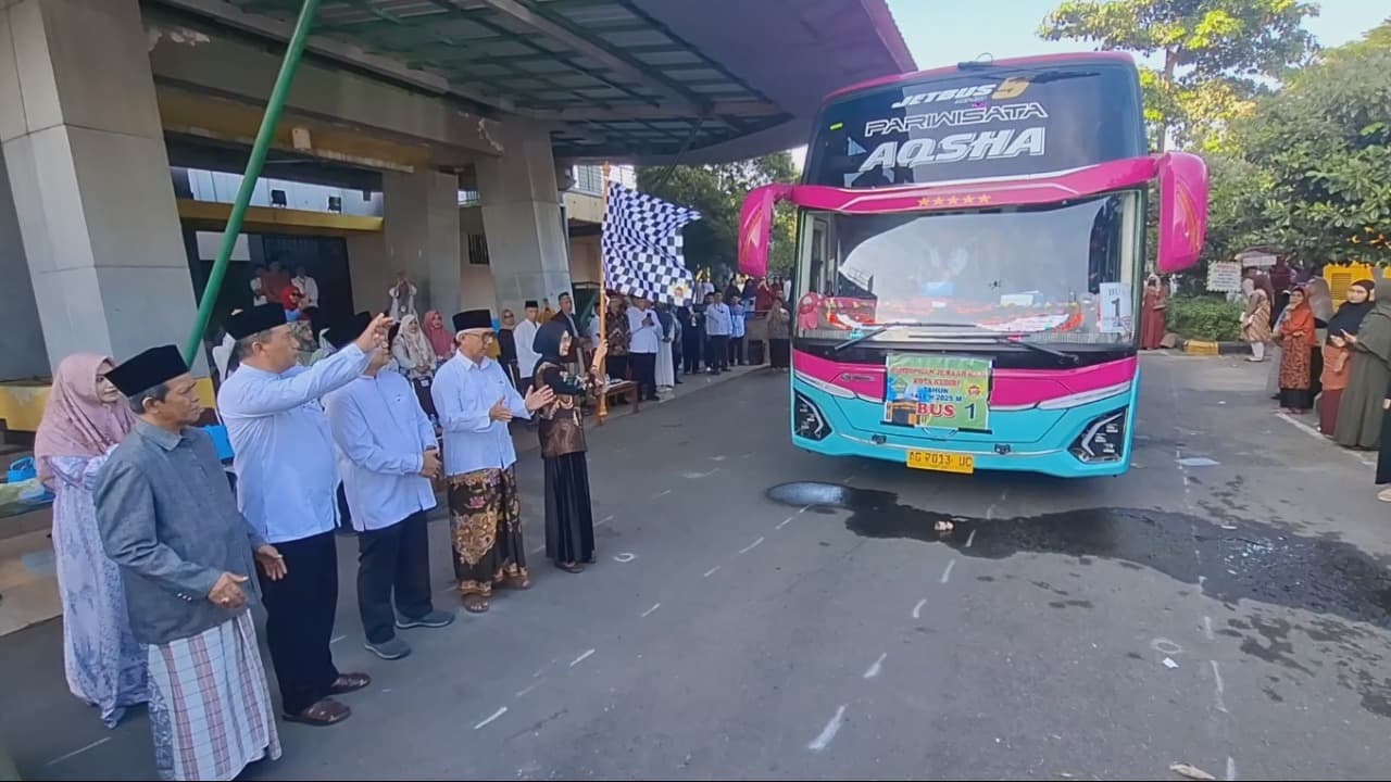 240 Calon Jemaah Haji Kota Kediri Diberangkatkan ke Asrama Haji Sukolilo Surabaya