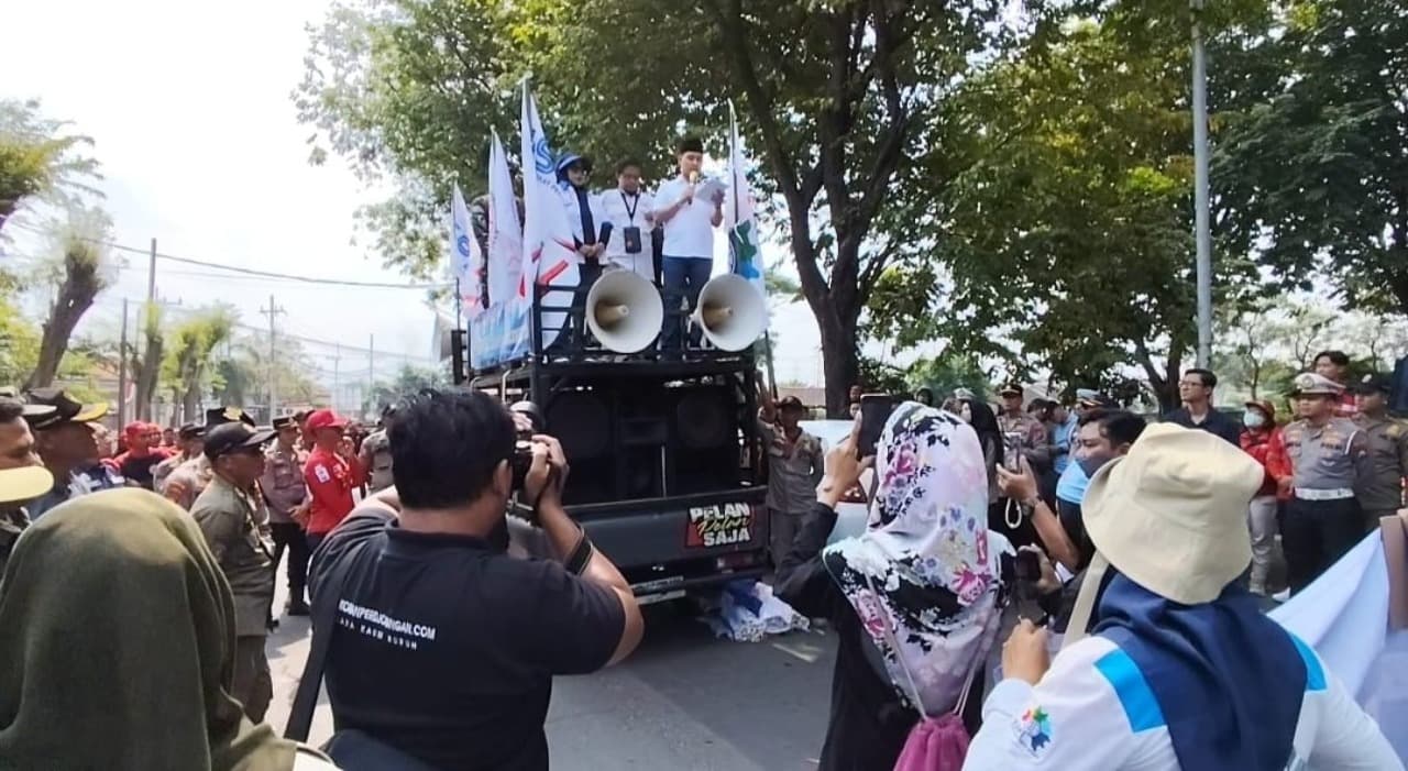 Ribuan Buruh Mojokerto Tuntut Penghapusan Pajak Pesangon