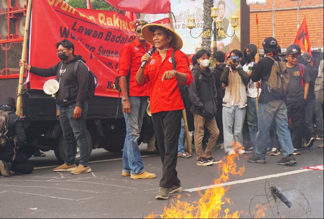 Foto Esai: Aksi Demo Hari Buruh International di depan Gedung Grahadi Surabaya