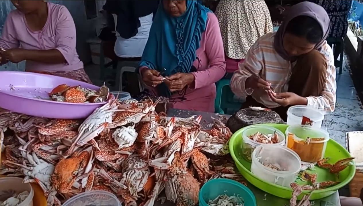 Perempuan Paciran Pilih Nguplik Rajungan: Fleksibel, Dekat Rumah, dan Diterima Budaya