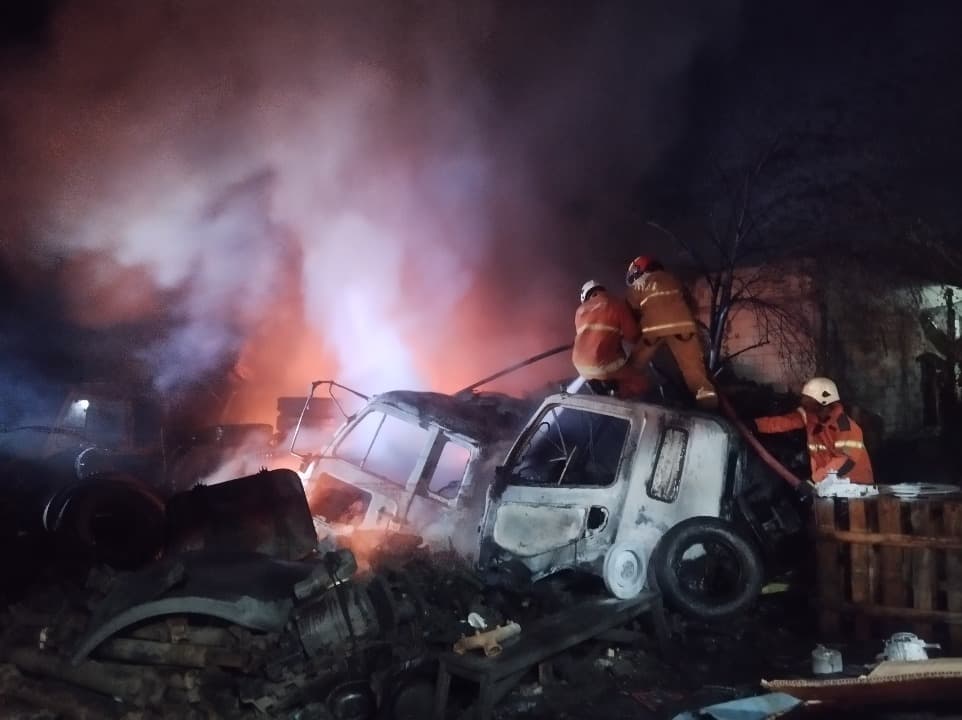 Gudang Barang Rongsokan di Kenjeran Terbakar, 8 Kepala Truk Bekas Hangus