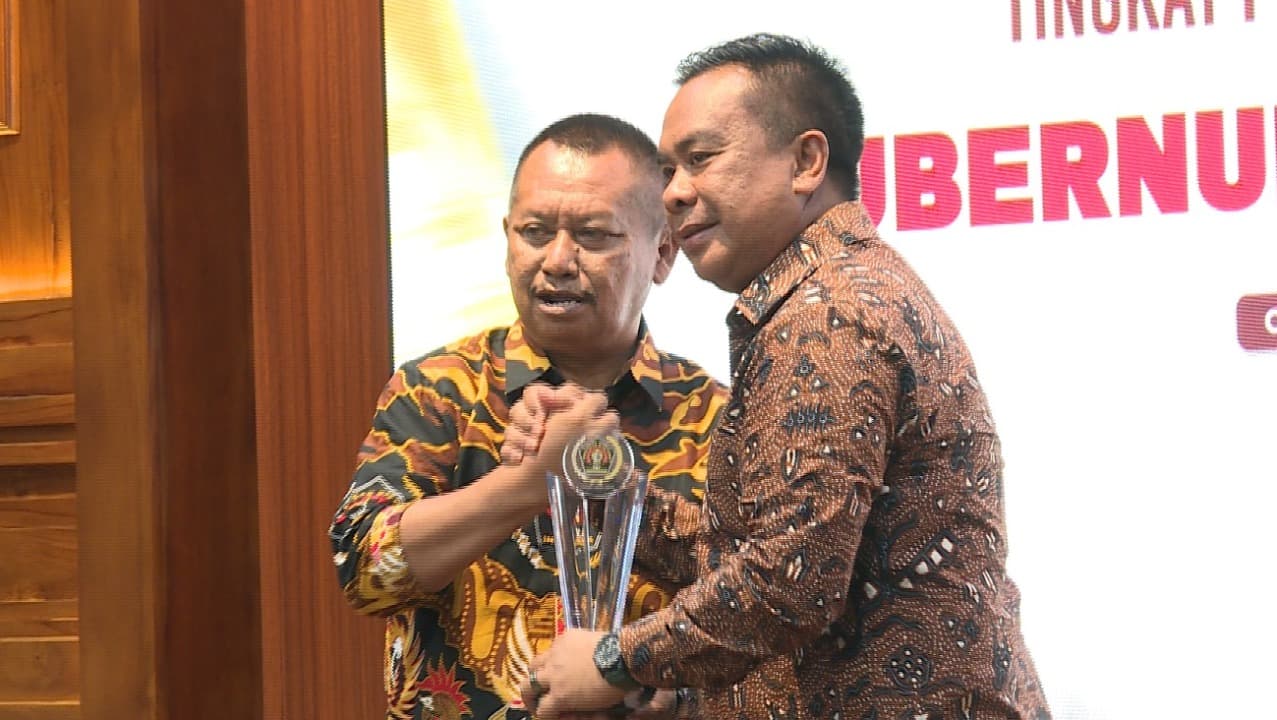 Kepala DKP Provinsi Jawa Timur Terima Penghargaan sebagai Tokoh Transformasi Kelautan dan Perikanan