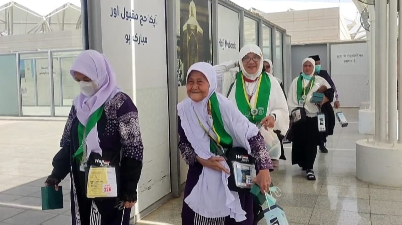 Meski Terbungkuk, Nenek Pungut Tegar Melangkah ke Baitullah