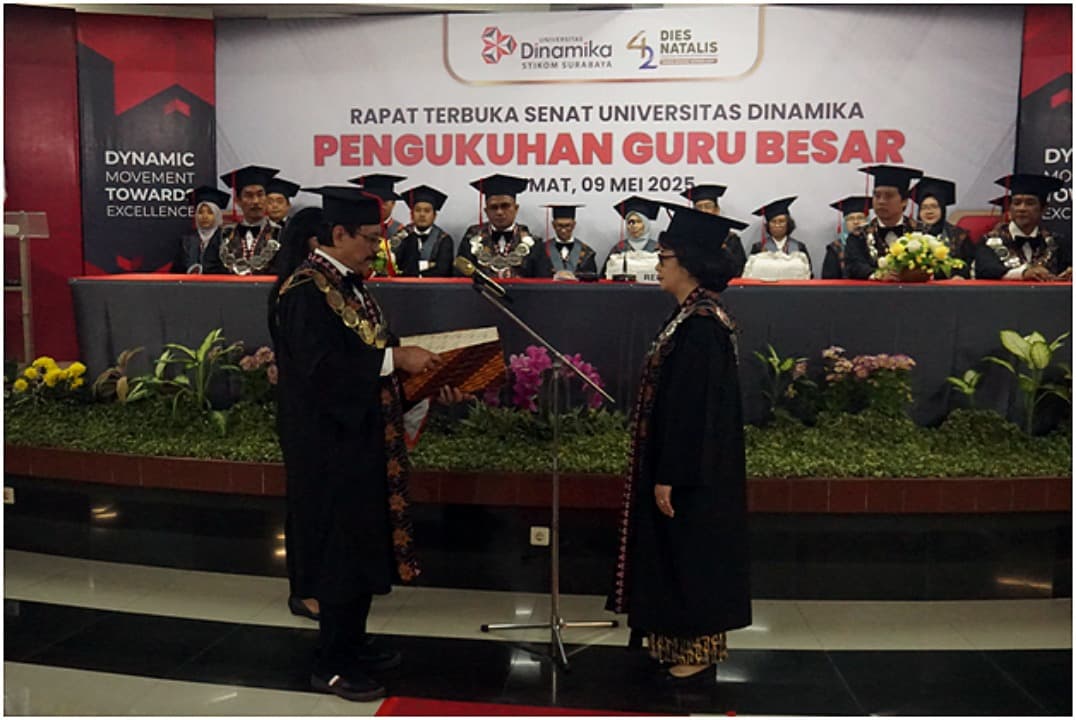 Universitas Dinamika Kukuhkan Prof. Dr. M.J. Dewiyani Sunarto sebagai Guru Besar