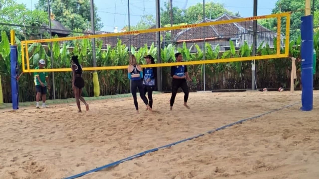 Disiapkan Untuk Porprov Jatim, Tim Voli Pantai Sidoarjo Juara di Bali
