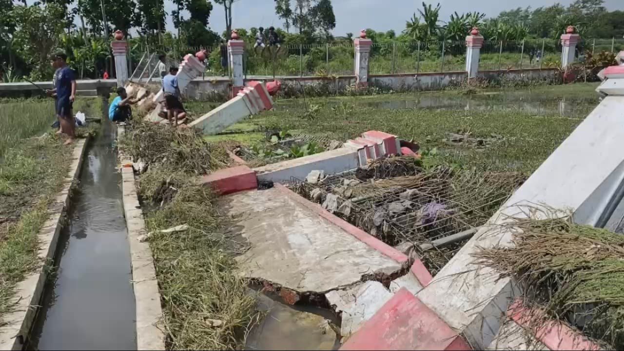Sungai Meluap di Kota Blitar, Tembok Taman Roboh dan Petani Ikan Rugi Puluhan Juta Rupiah