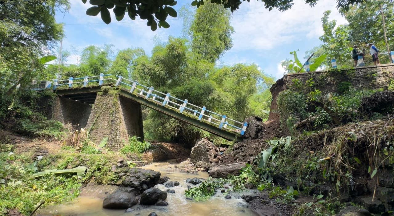 Jembatan di Karangjati Anyar Pasuruan Putus Diterjang Banjir, Akses Warga Lumpuh Total