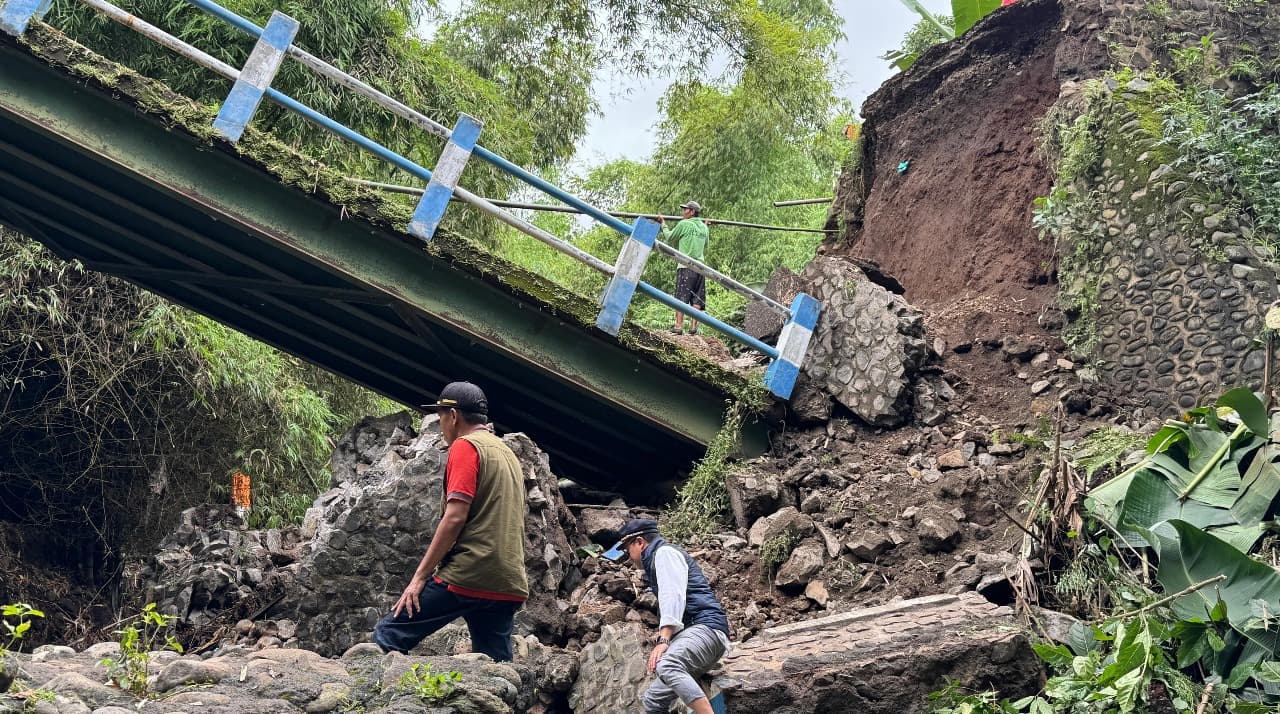 Kunjungi Lokasi Jembatan Rusak, DPRD Pasuruan Dorong Revitalisasi
