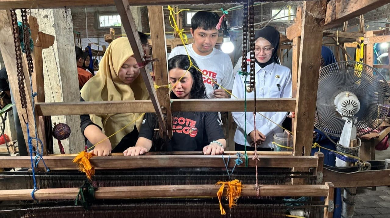 Kenalkan Potensi Kota Kediri, Walikota Ajak Pemain Film Cocote Tonggo Ke Kampung Tenun Ikat Bandar Kidul