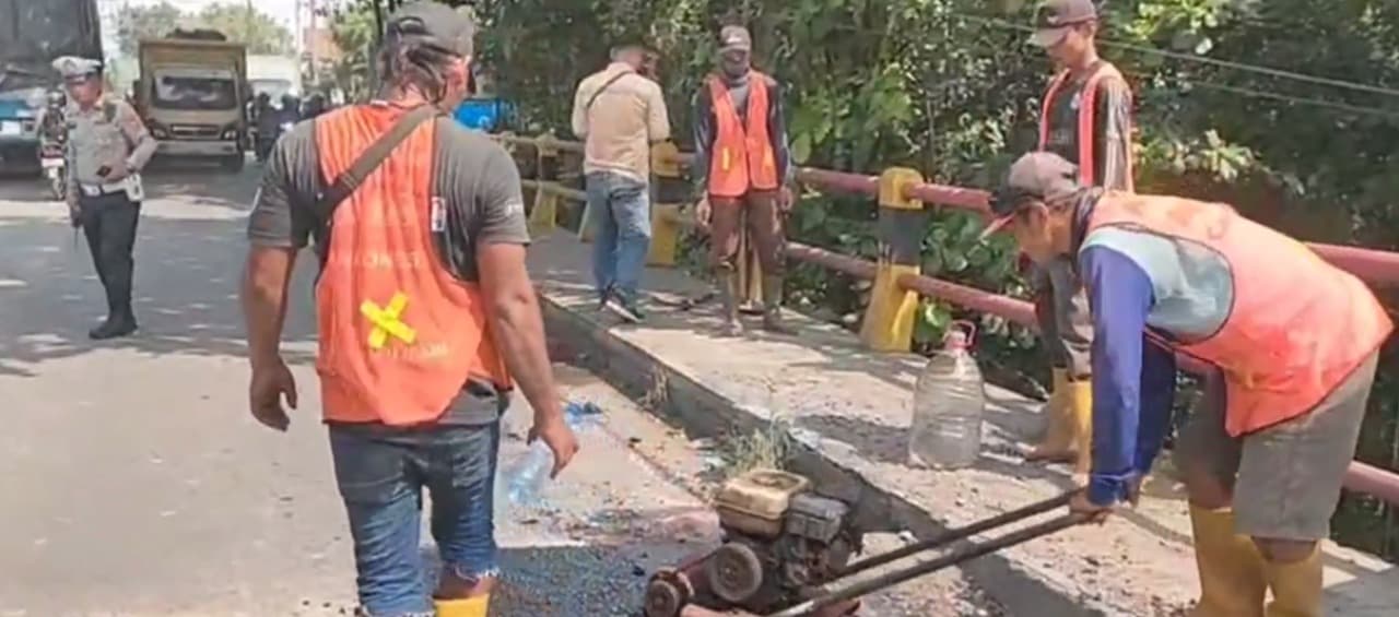 Lubang Jembatan Jrebeng Gresik - Sidoarjo Ditambal, Arus Lalu Lintas Mulai Lancar