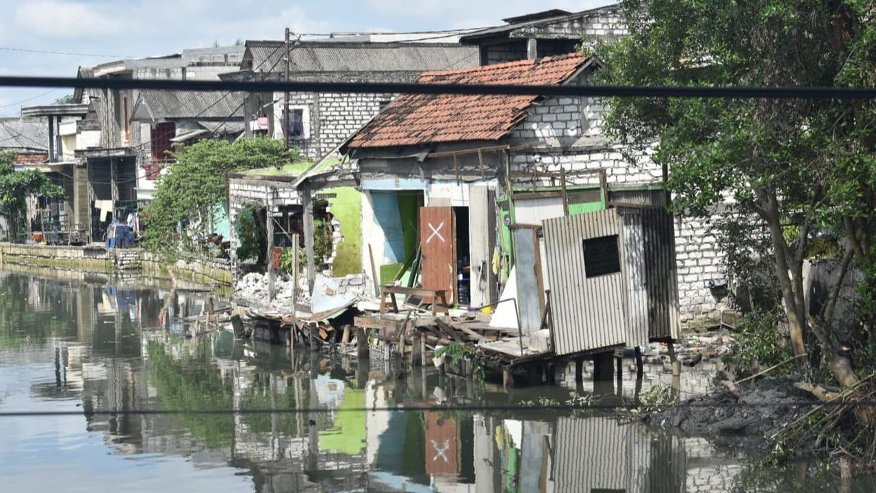 Satpol PP Surabaya Tertibkan Bangunan Liar di Bantaran Sungai Kalianak