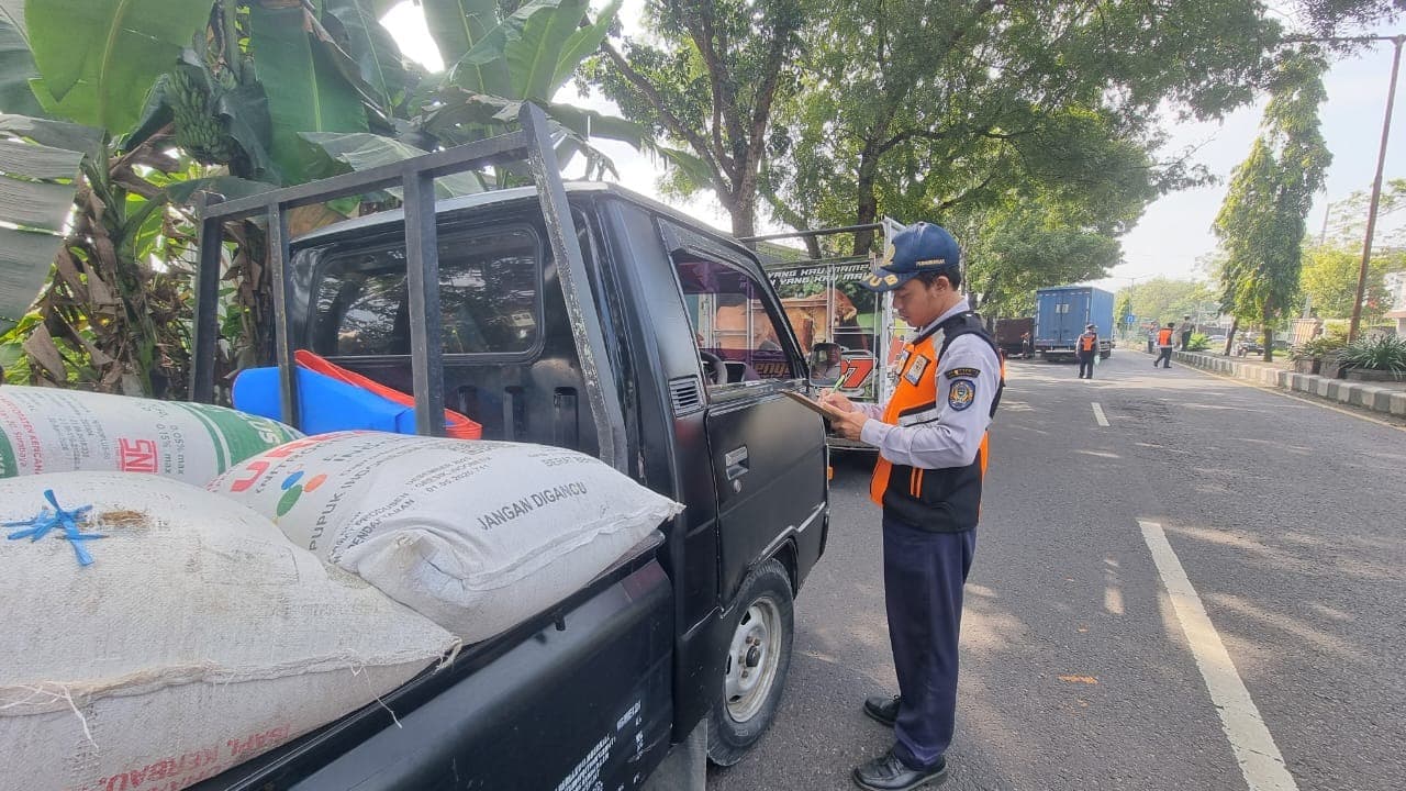 Razia Kendaraan Odol di Bypass, Dishub Nganjuk Tilang 30 Truk dan Pikap