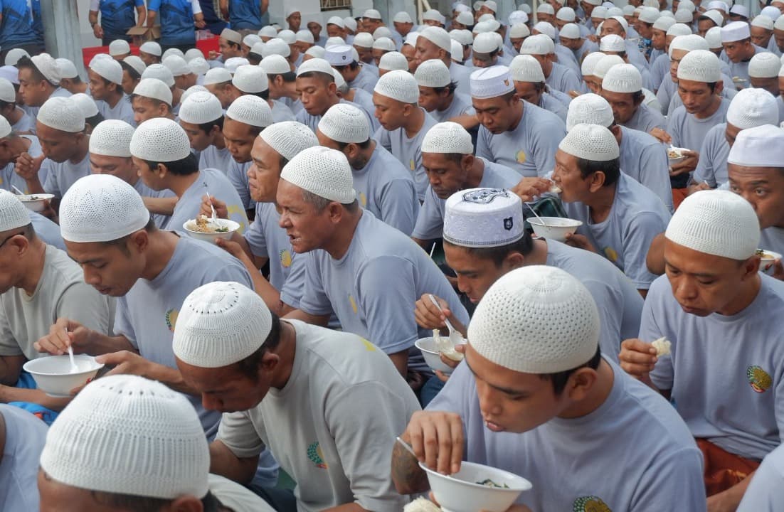 Momen Unik Polisi-TNI Sarapan Bersama 970 Warga Binaan Lapas Kelas IIB Mojokerto