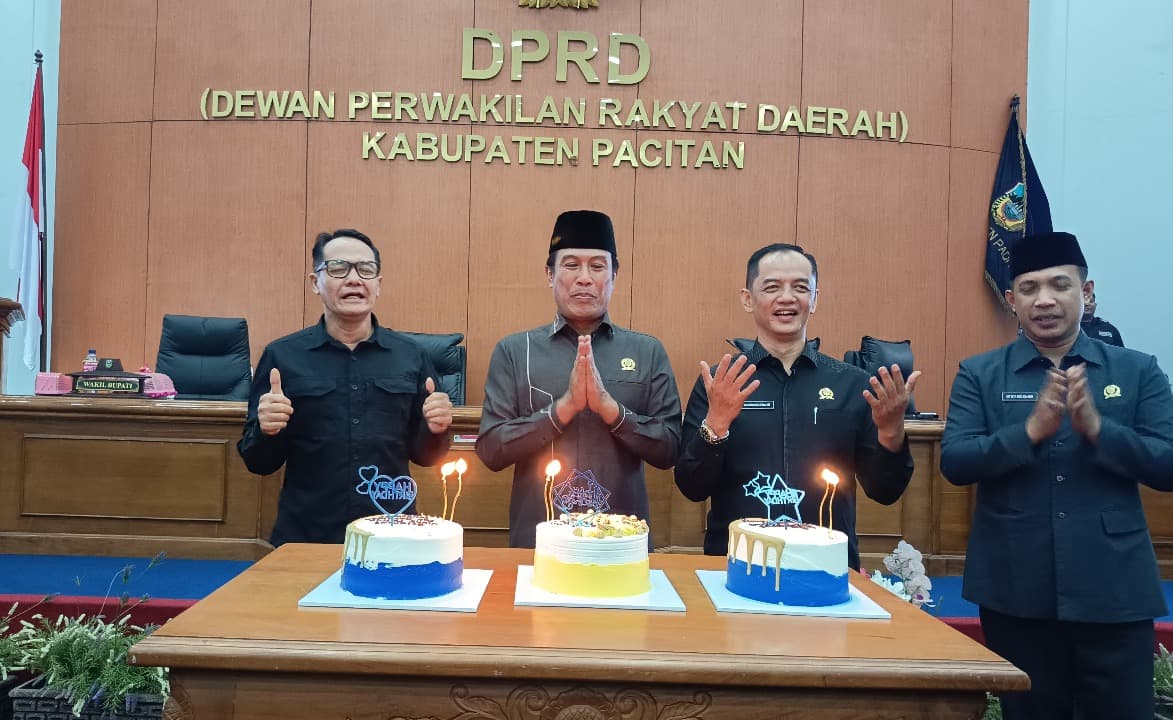 Senyum Sumringah Tiga Anggota DPRD Pacitan Dapat Kejutan Manis di Hari Ulang Tahun