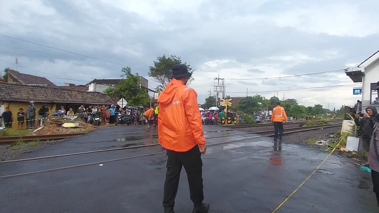 Kereta Tabrak 7 Sepeda Motor di Magetan, 4 Orang Tewas dan 3 Luka Berat