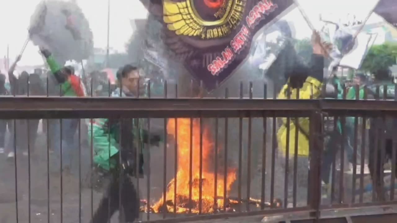 Driver Ojol Bakar Ban tuntut Perubahan Tarif, Potongan Aplikator 30-40%