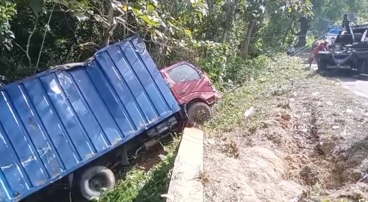 Tidak Kuat Menanjak, Truk Box Terguling ke Jurang di Pamekasan