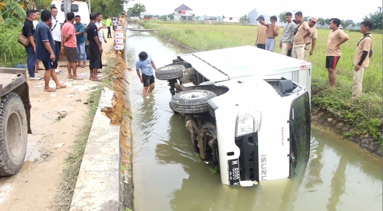 Mobil Box Terperosok Ke Sungai di Sumenep