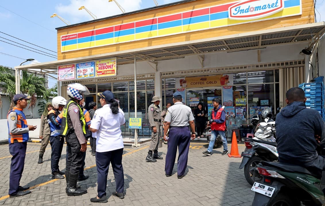 Resahkan Masyarakat, Dishub Kota Surabaya Tindak Tegas Jukir Liar di Toko Modern