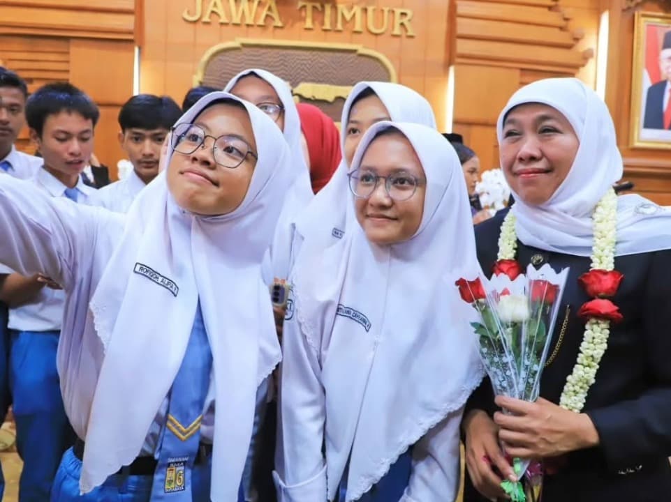 Wujudkan Jatim Cerdas, Gubernur Khofifah Berikan Beasiswa 72.841 SMA/SMK Swasta