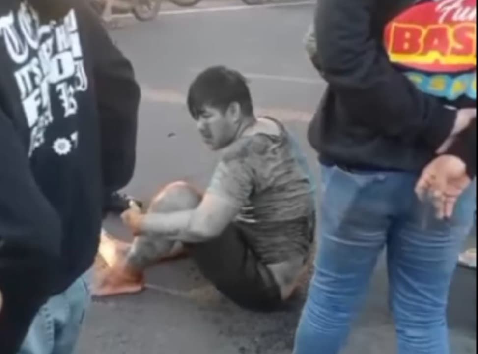 Kepergok Curi Motor di Minimarket Ketintang, Pemuda Babak Belur Dihajar Massa