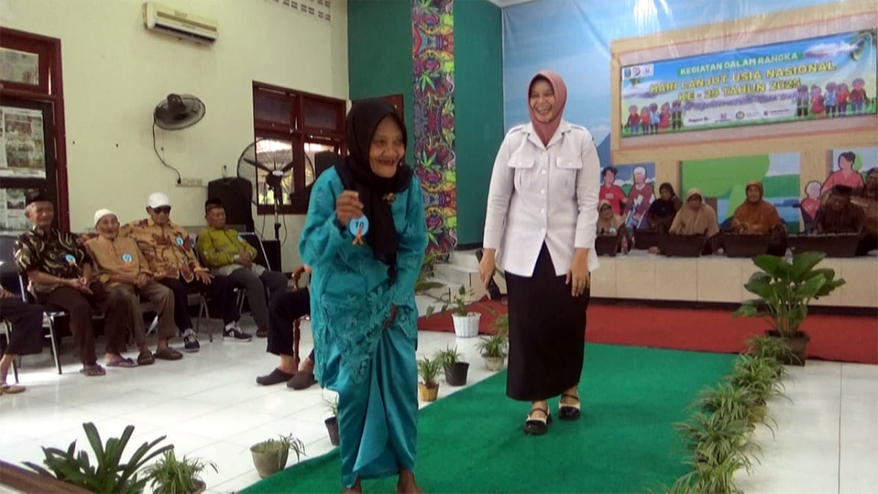 Saat Lansia Berekspresi: Dari Dikawal di Catwalk hingga Kram Saat Baca Puisi